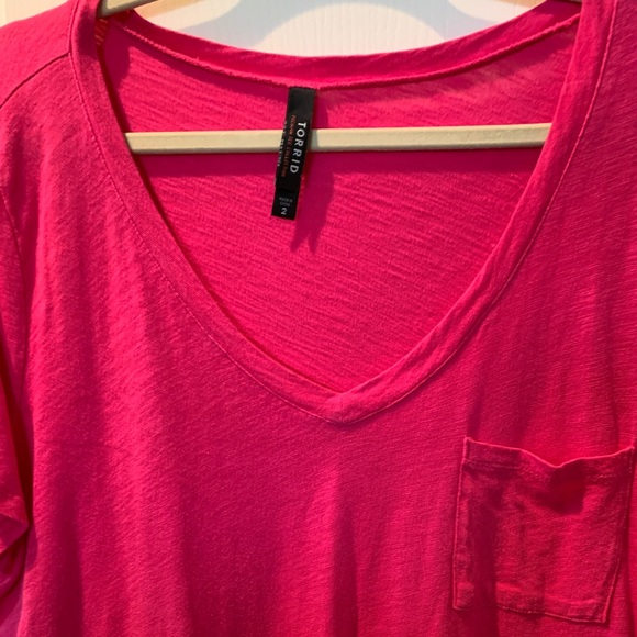 TORRID Women’s Pink V-neck Short Sleeve T-Shirt with Pocket Plus Size 2 - Picture 4 of 8